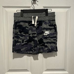 Nike girls large shorts